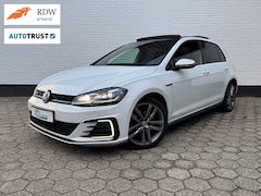 Volkswagen Golf - GTE PANODAK l VIRTUAL l TREKHAAK l LEDER l BOMVOL
