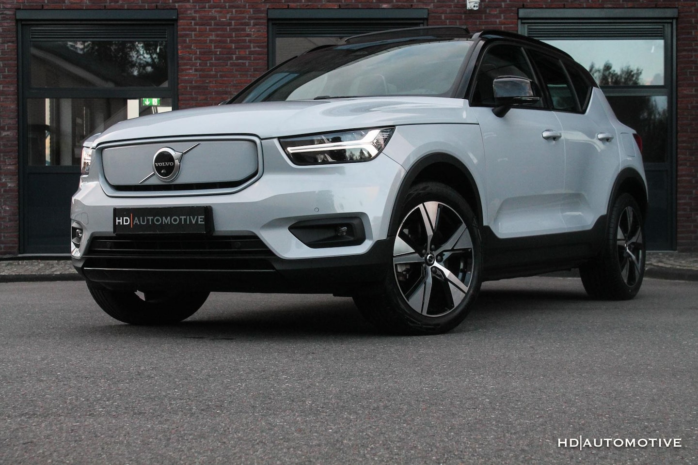 Volvo XC40 - Recharge P8 AWD 408PK R-Design PANO|H/K|360CAM| - AutoWereld.nl