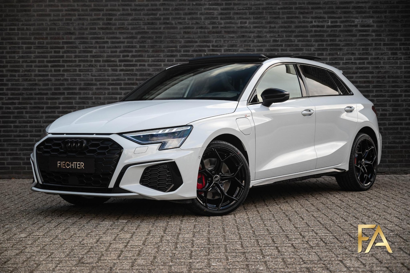 Audi A3 Sportback - 45 TFSI e S Line Competition Panodak|RSseats|Sfeer|Headup|Massage|19Inch - AutoWereld.nl