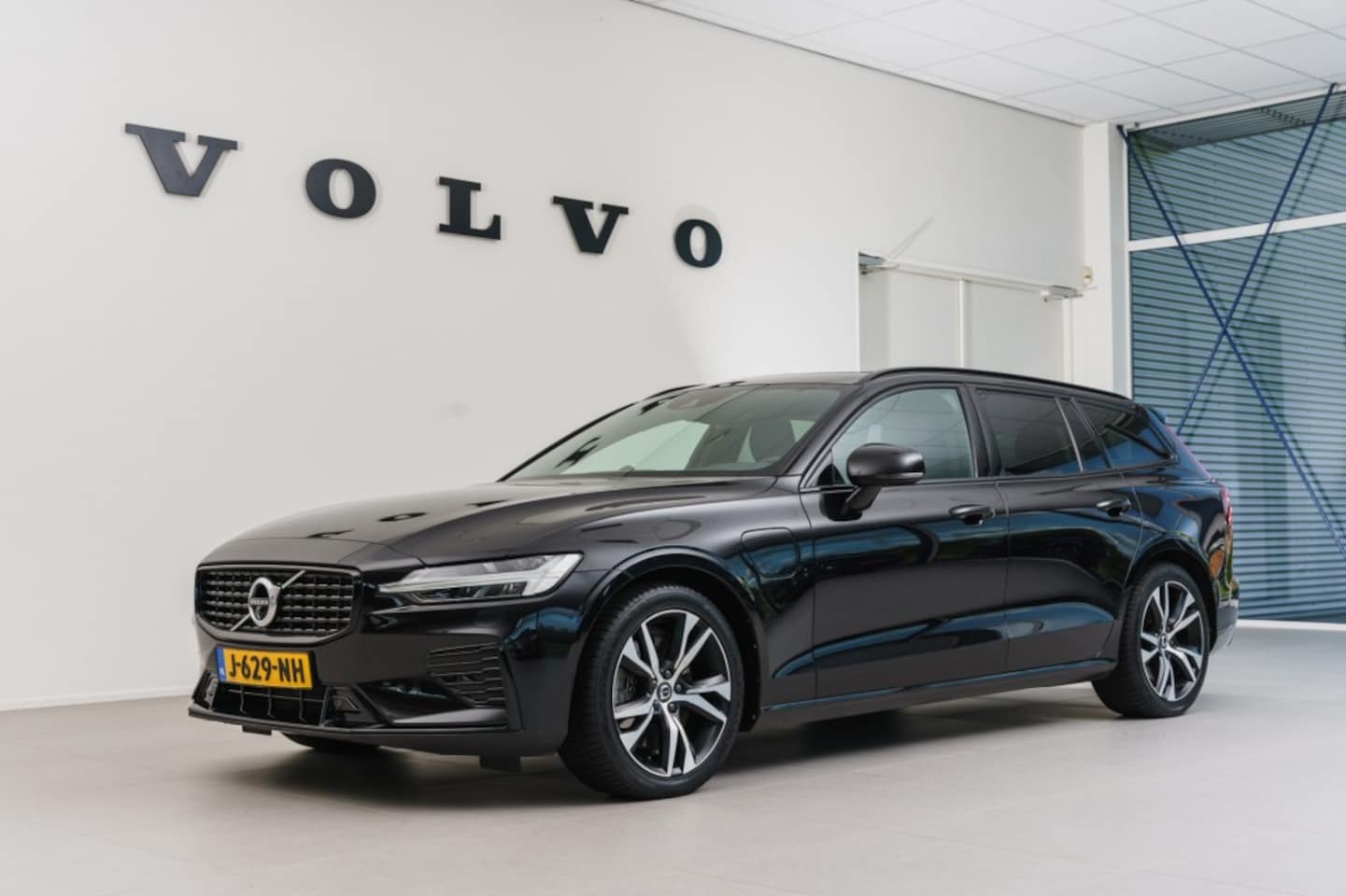 Volvo V60 - T6 AWD Plug-in Hybrid R-Design - AutoWereld.nl