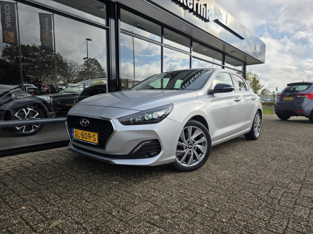 Hyundai i30 Fastback - 1.0 T-GDI PREMIUM FASTBACK - AutoWereld.nl