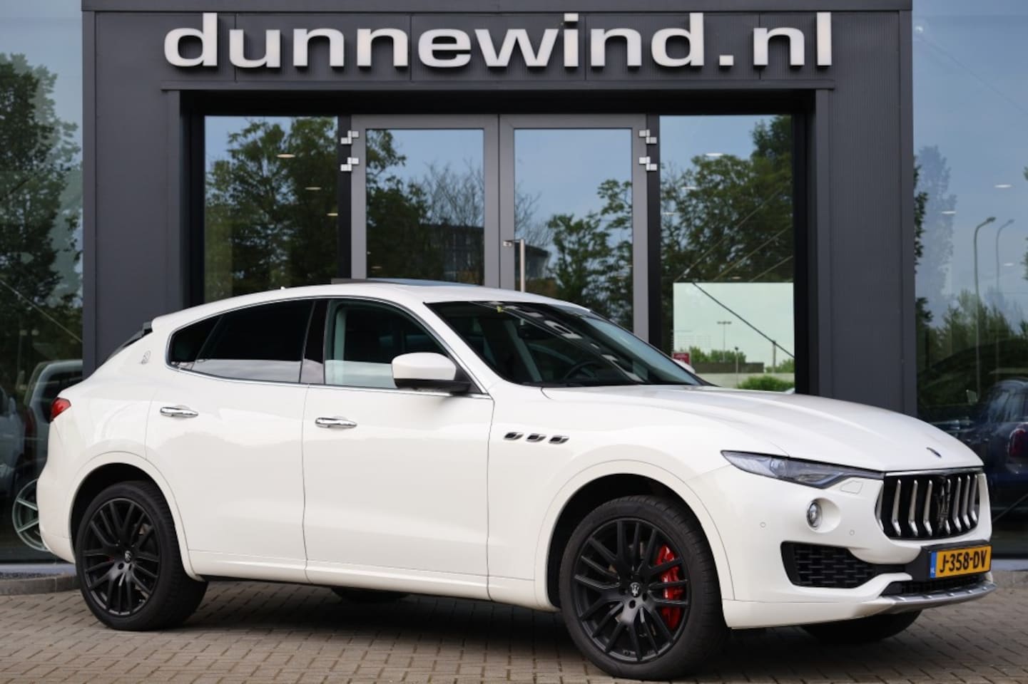 Maserati Levante - 3.0 V6 S GranLusso AWD *Luchtvering*Sportuitlaat*Panorama* - AutoWereld.nl