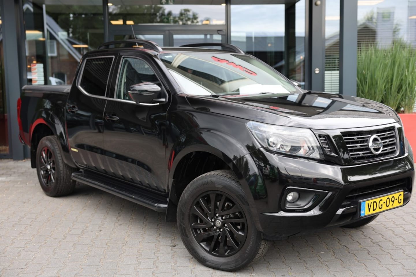 Nissan Navara - 2.3 DCI DUBBEL CABINE N-GUARD A/T BE TREKKER 5 SITZ 4WD VAN - AutoWereld.nl