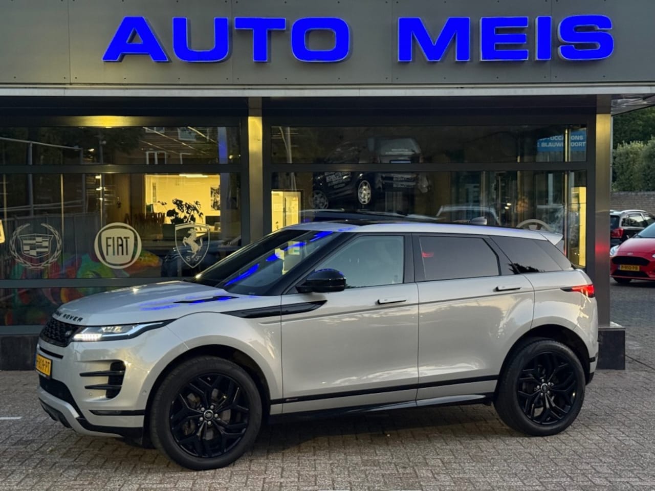Land Rover Range Rover Evoque - 2.0 D150 AWD R-Dynamic S Pano HUD Trekhaak - AutoWereld.nl