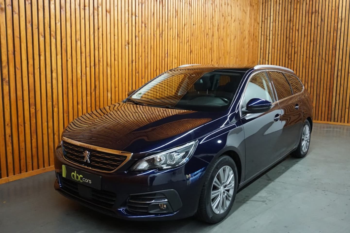 Peugeot 308 - SW 1.2 PURETECH BLUE LEASE PREMIUM/ PANODAK - AutoWereld.nl