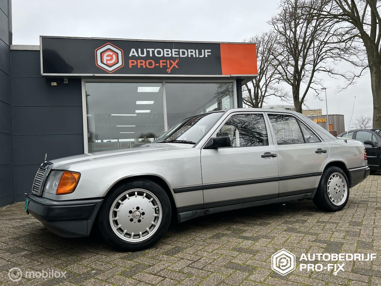 MERCEDES-BENZ 200 E