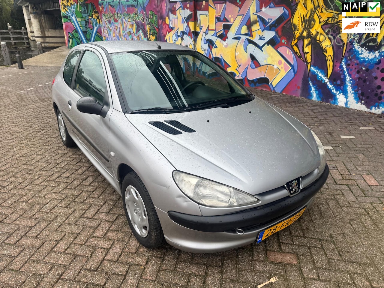 Peugeot 206 - 1.1 XR LET OP 69.000 kilometer n.a.p. Rijd geheel als nieuwe. Buitenkant wat lak beschadig - AutoWereld.nl