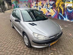 Peugeot 206 - 1.1 XR LET OP 69.000 kilometer n.a.p. Rijd geheel als nieuwe. Buitenkant wat lak beschadig