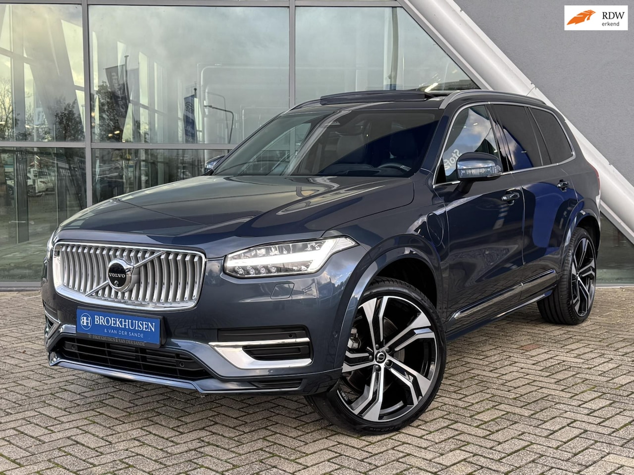 Volvo XC90 - 2.0 T8 Plug-in hybrid AWD Ultra Bright 455pk Luchtvering / Bowers Wilkins Audio / Trekhaak - AutoWereld.nl
