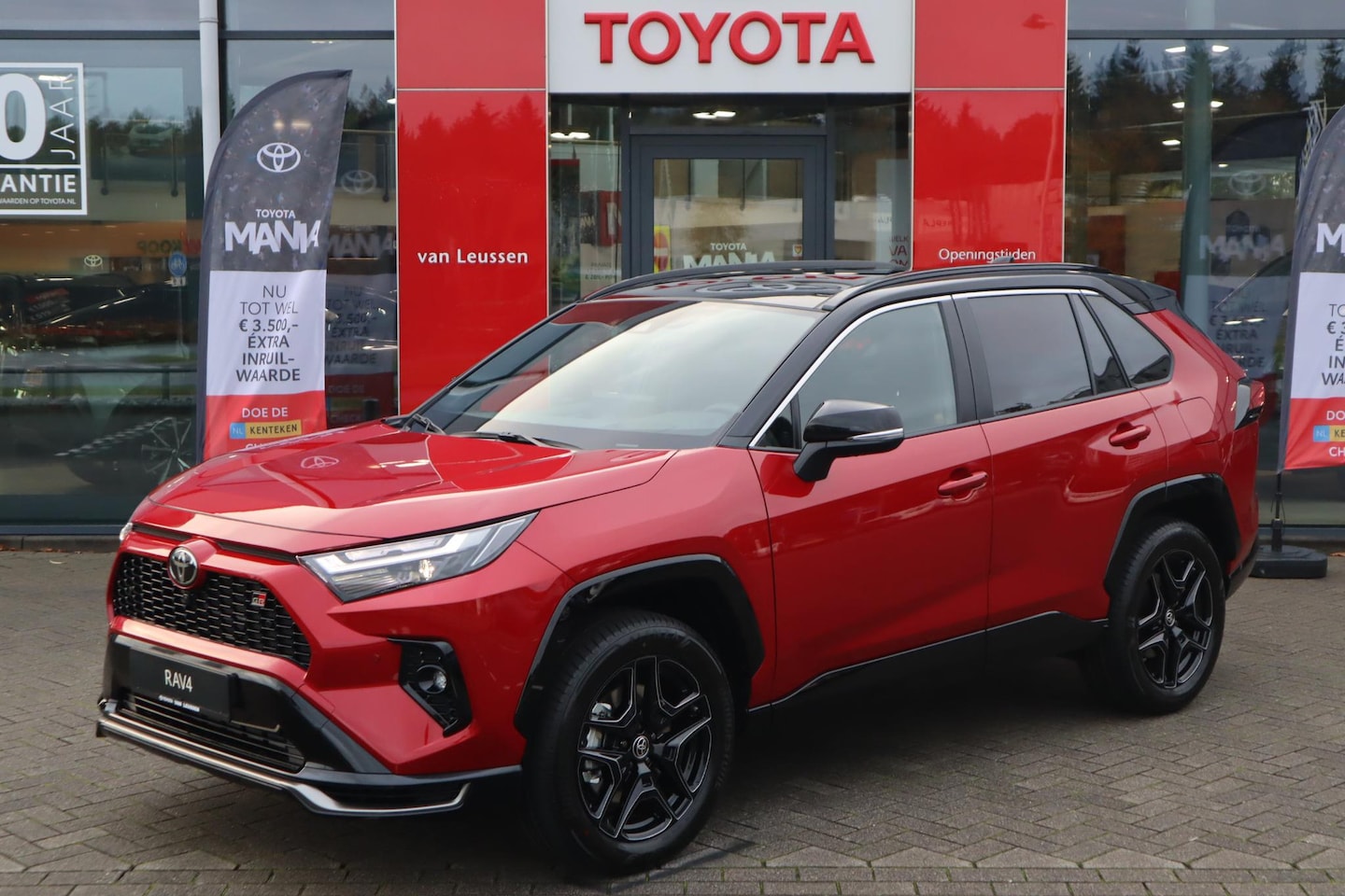 Toyota RAV4 - 2.5 PLUG-IN HYBRID AWD GR SPORT 19"LMV PANODAK BLIND SPOT 360GR-CAM STUURVERW. MEMORY-SEAT - AutoWereld.nl
