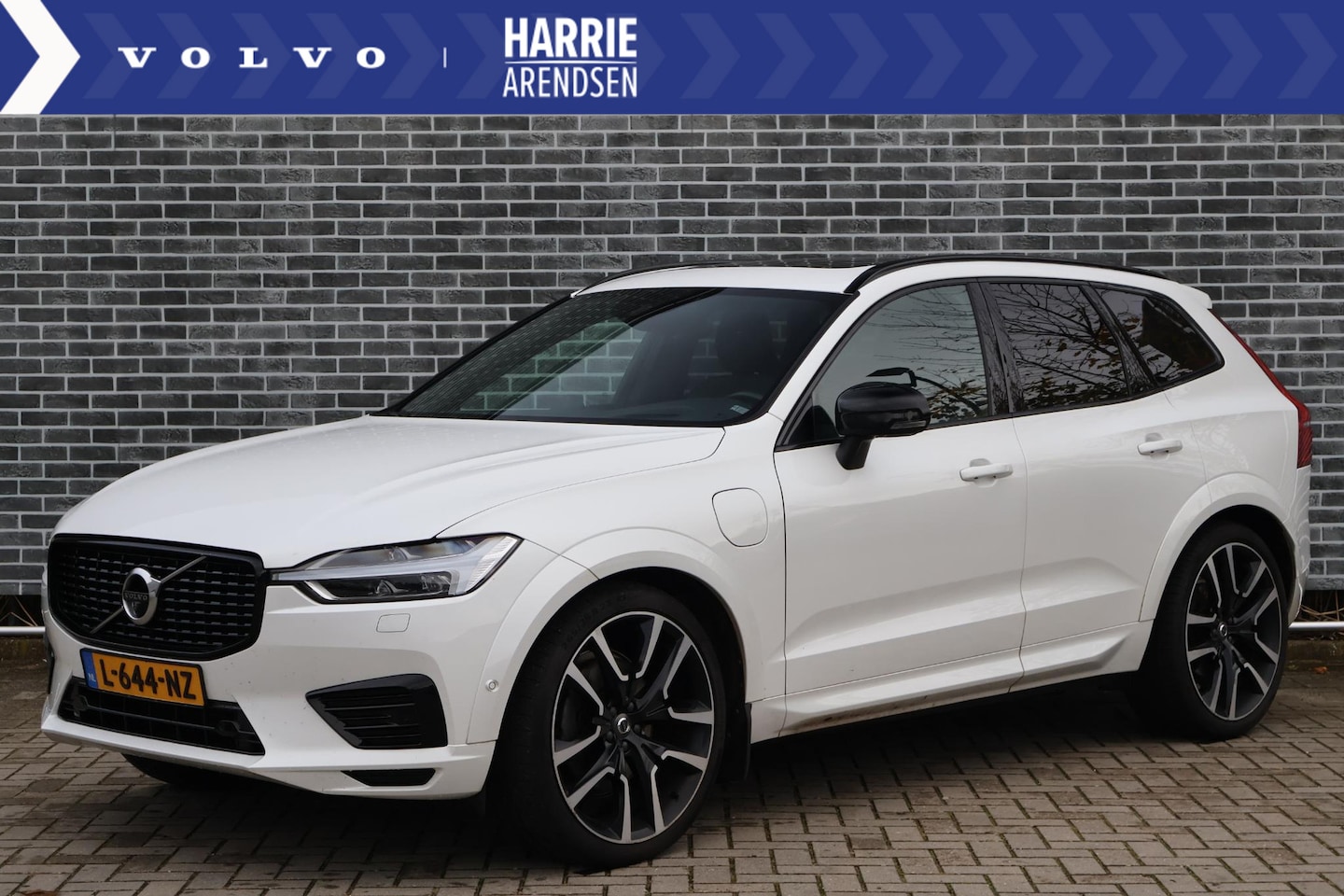 Volvo XC60 - 2.0 T8 Twin Engine AWD R-Design | Head-up display | 360 camera | Trekhaak | Luchtvering | - AutoWereld.nl