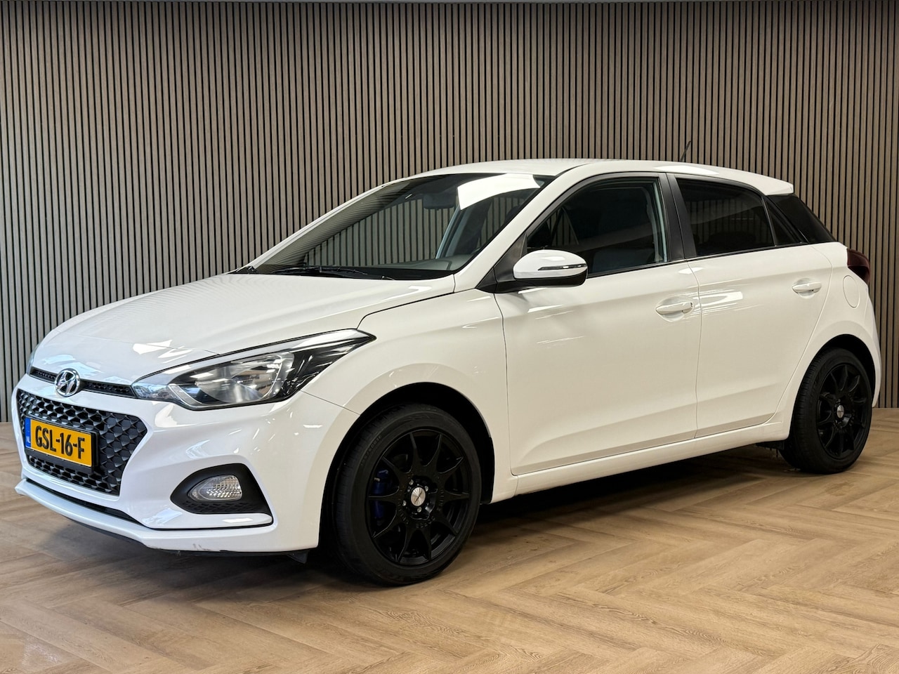 Hyundai i20 - 1.2 HP i-Motion Premium NAVIGATIE CARPLAY AIRCO BLACK EDITION - AutoWereld.nl