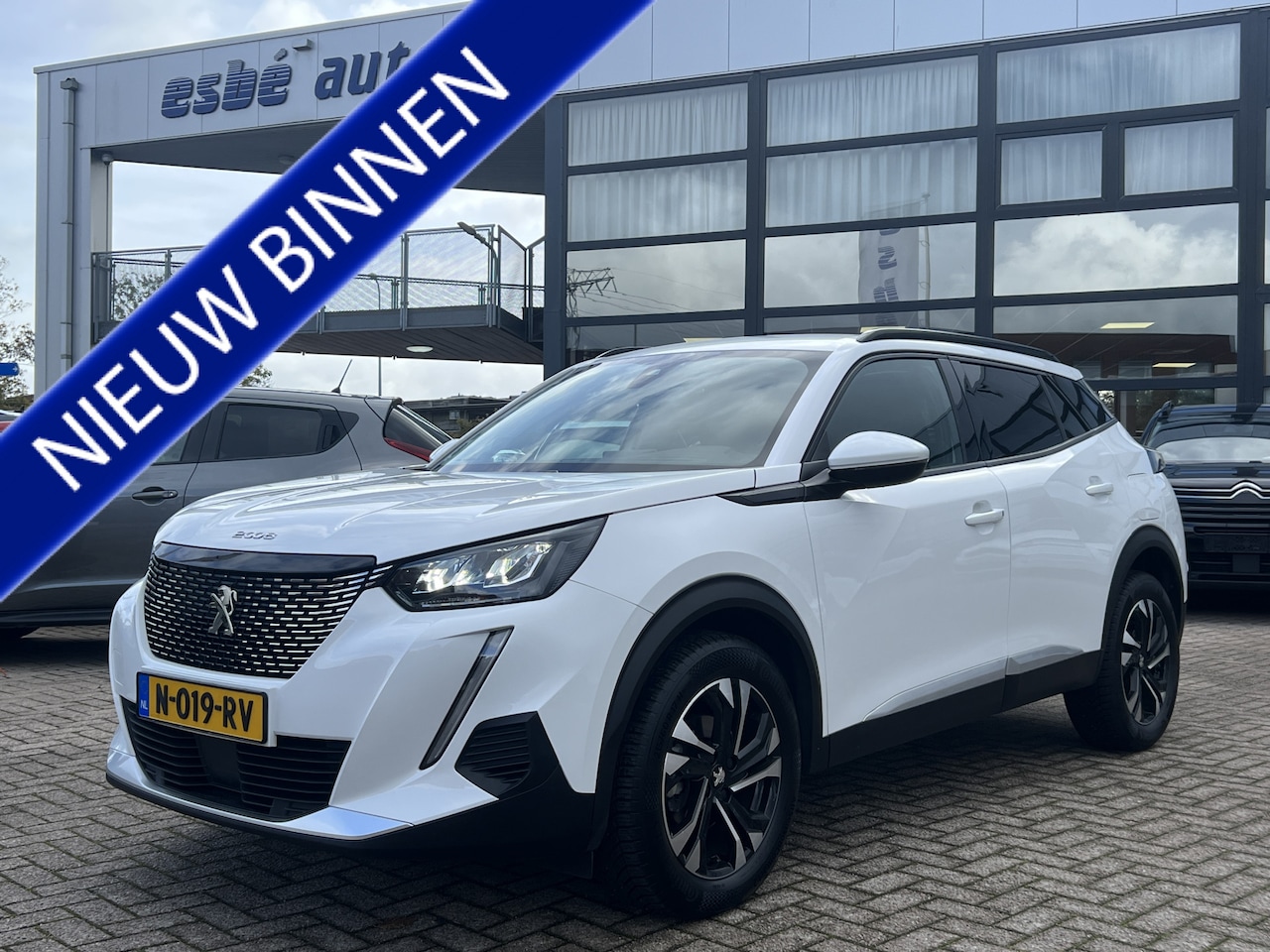 Peugeot 2008 - 1.2 Turbo 100 pk Allure Navigatie Climate Control Parkeersensoren Carplay Android Lichtmet - AutoWereld.nl