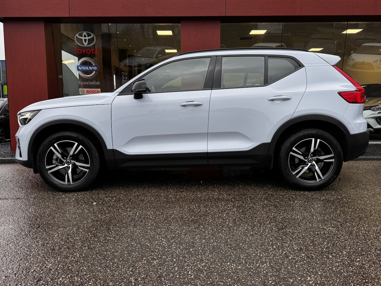 Volvo XC40 - 2.0 B4 Plus Dark | 18'' LMV | Trekhaak | Harman Kardon - AutoWereld.nl