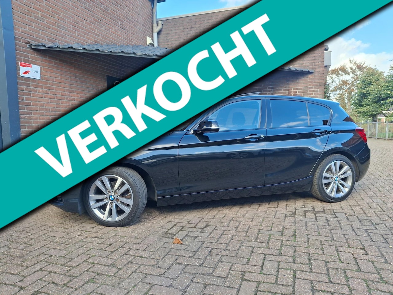 BMW 1-serie - 120i Sport Line 184PK Panoramadak / Apple Carplay / Harman Kardon / Navigatie / Trekhaak / - AutoWereld.nl