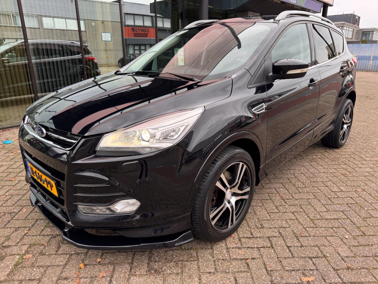 Ford Kuga - 1.5 Titanium Plus 4WD / Automaat / Leder / Pano'dak / Navi / Trekhaak - AutoWereld.nl