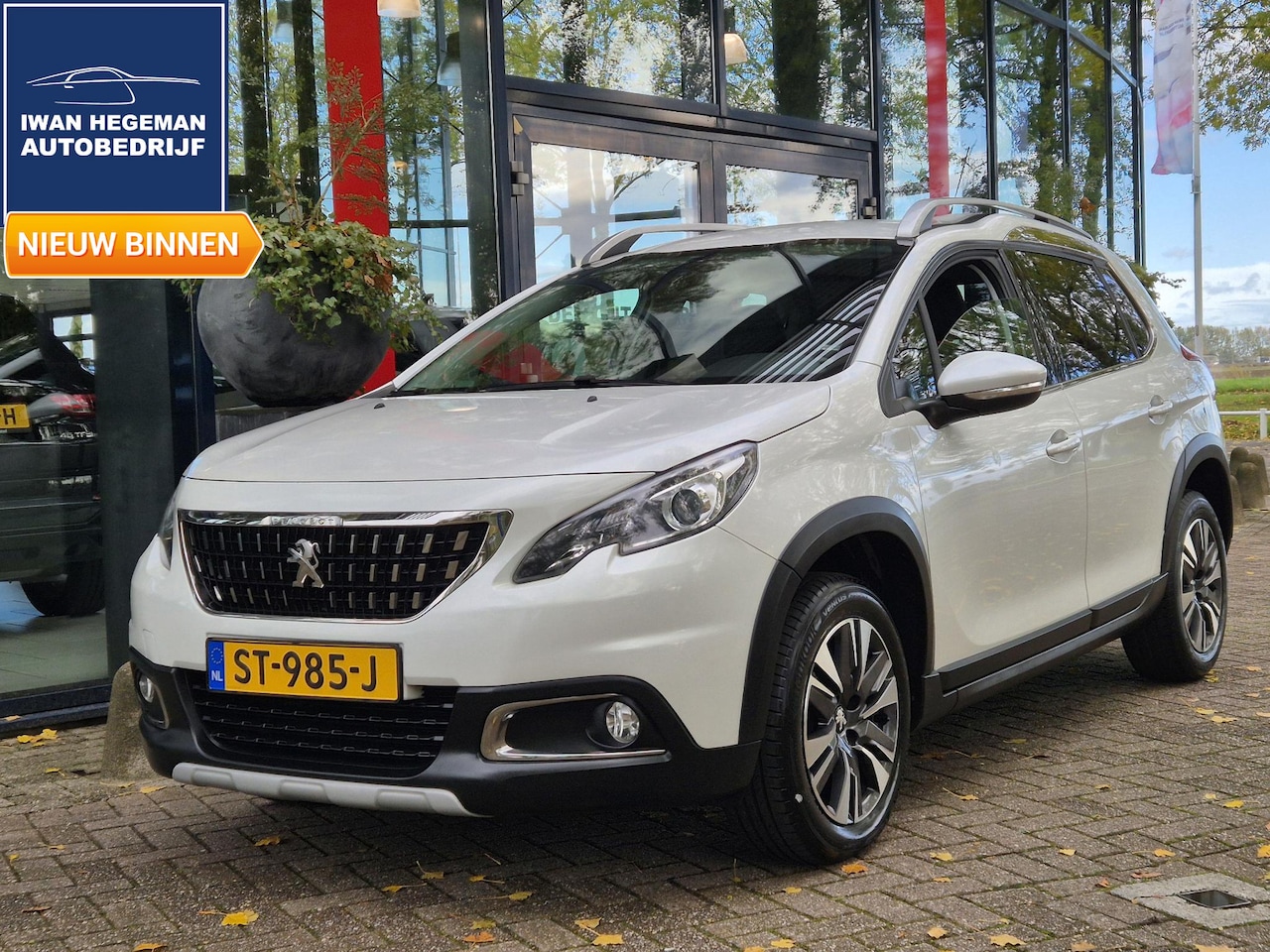 Peugeot 2008 - 1.2 PureTech Allure | Trekhaak | Navigatie | Climate Control | LM Velgen | Cruise Control - AutoWereld.nl