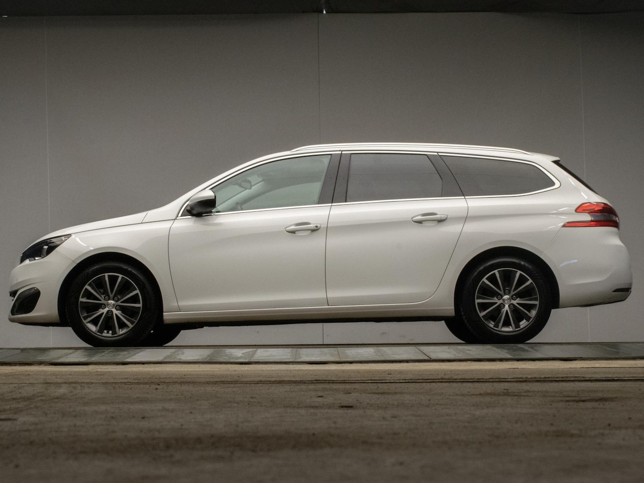 Peugeot 308 SW - 1.2 PureTech Blue Lease Premium Sport (PANORAMADAK,APPLE CARPLAY,NAVI,PDC,CAMERA,LED,SPORT - AutoWereld.nl