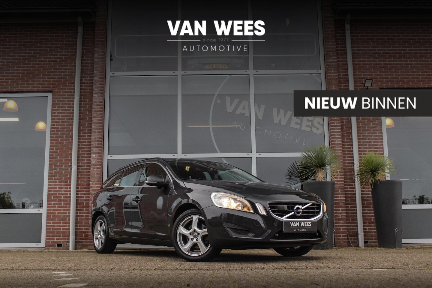 Volvo V60 - 1.6 T3 Momentum | 2e eigenaar | Origineel | NL auto | Trekhaak | Blis | 17 inch | Sportstu - AutoWereld.nl