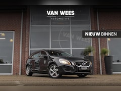 Volvo V60 - 1.6 T3 Momentum | 2e eigenaar | Origineel | NL auto | Trekhaak | Blis | 17 inch | Sportstu