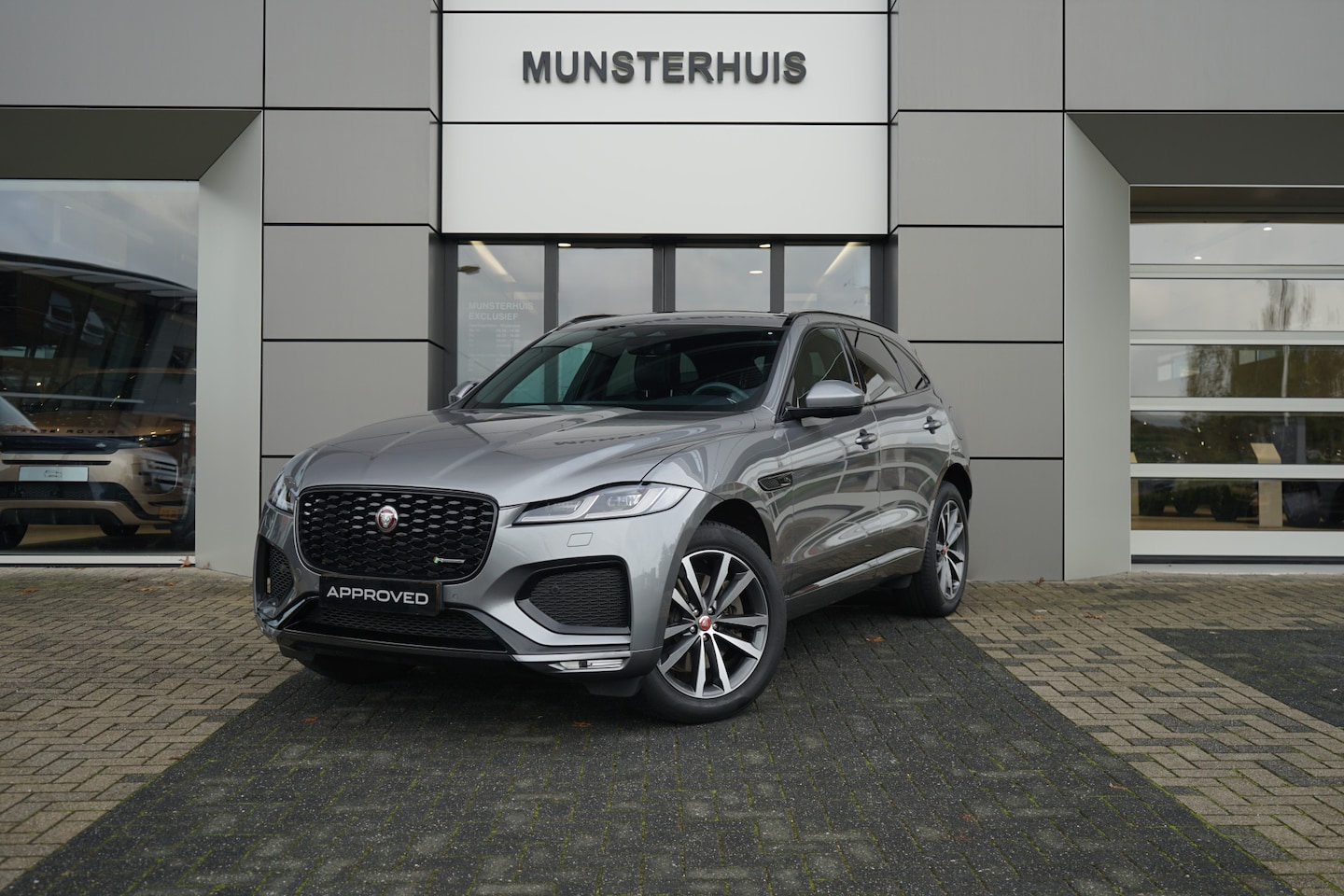 Jaguar F-Pace - 2.0 P400e PHEV R-Dynamic SE | Voorstoelen verwarmd | Schuif/Kantel dak - AutoWereld.nl