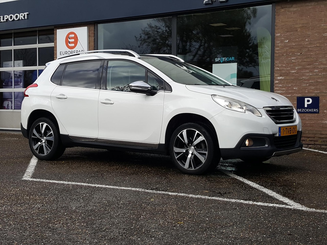 Peugeot 2008 - 1.6 VTi 120pk Allure Navigatie | TREKHAAK | Cruise & Climate control | Parkeersensoren | B - AutoWereld.nl