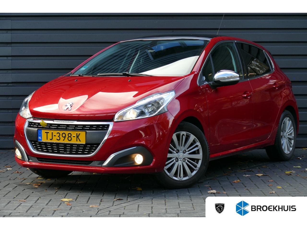 Peugeot 208 - 1.2 PURETECH 82PK 5-DRS ALLURE / NAVI / CLIMA / LED / PDC / 16"LMV / CAMERA / PANO.DAK / B - AutoWereld.nl