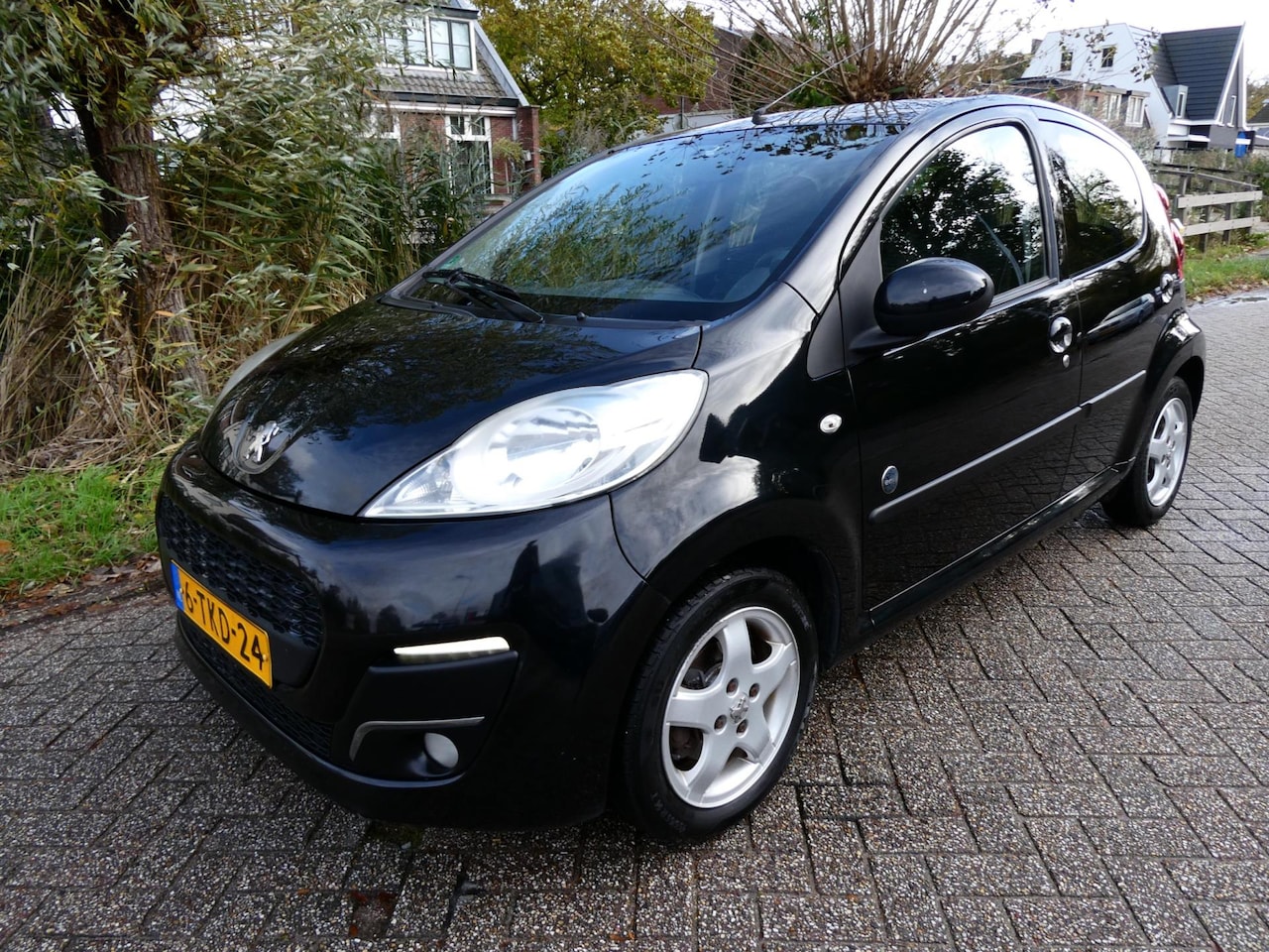Peugeot 107 - 1.0 Envy 5-deurs Airco LED 1e eigenaar Historie Zuinig B-Label - AutoWereld.nl
