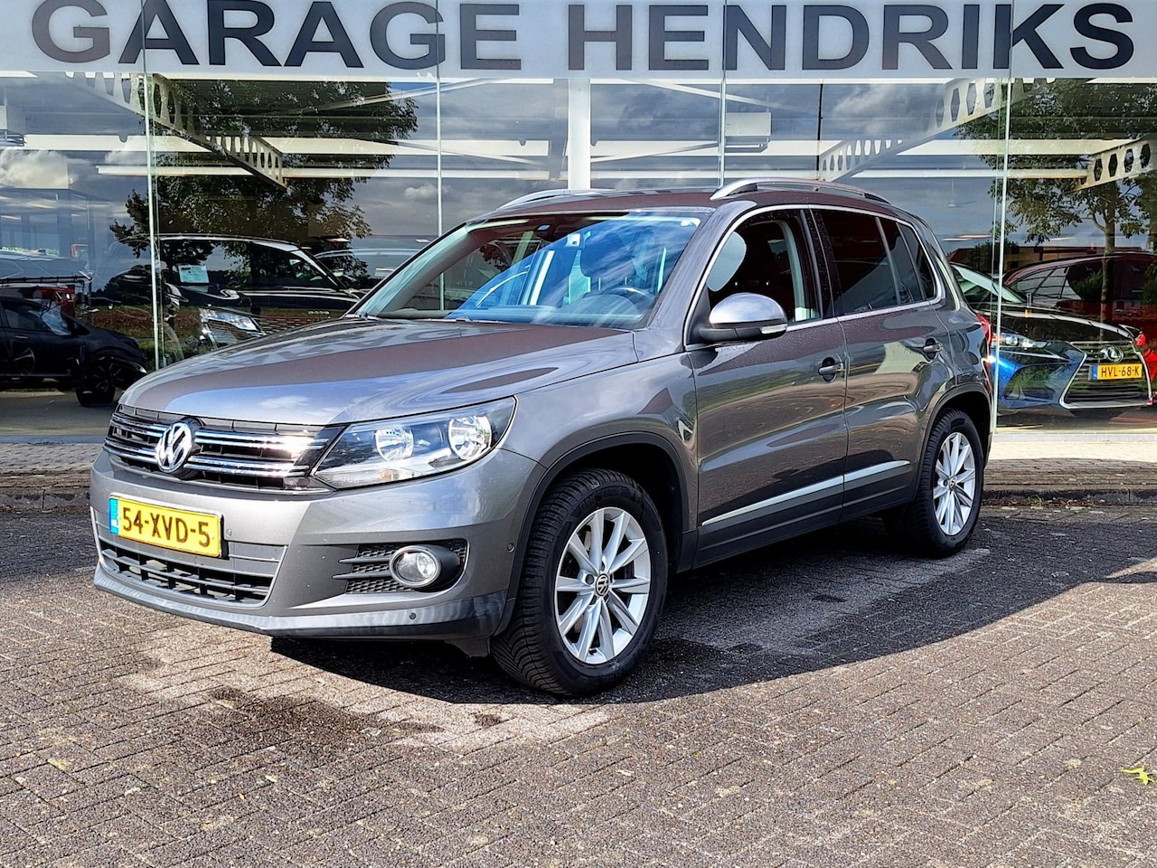 Volkswagen Tiguan - 1.4 TSI Sport&Style | Navi | Trekhaak | Nieuwe All Season | Goed Onderhouden | occasion - AutoWereld.nl