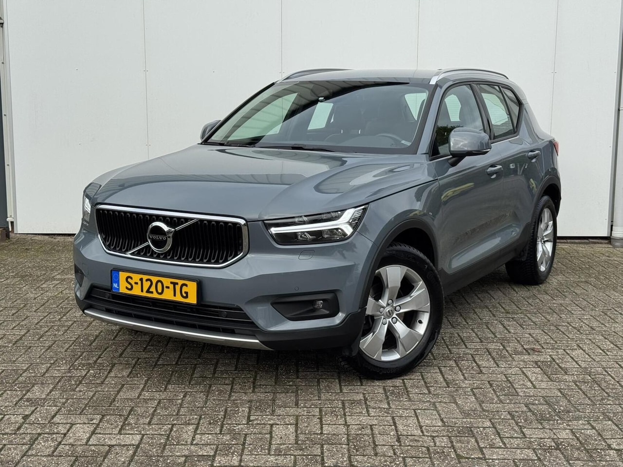 Volvo XC40 - T3 Momentum Automaat | Standkachel | CarPlay | Stuur/Stoelverwarming | Leer | Trekhaak - AutoWereld.nl
