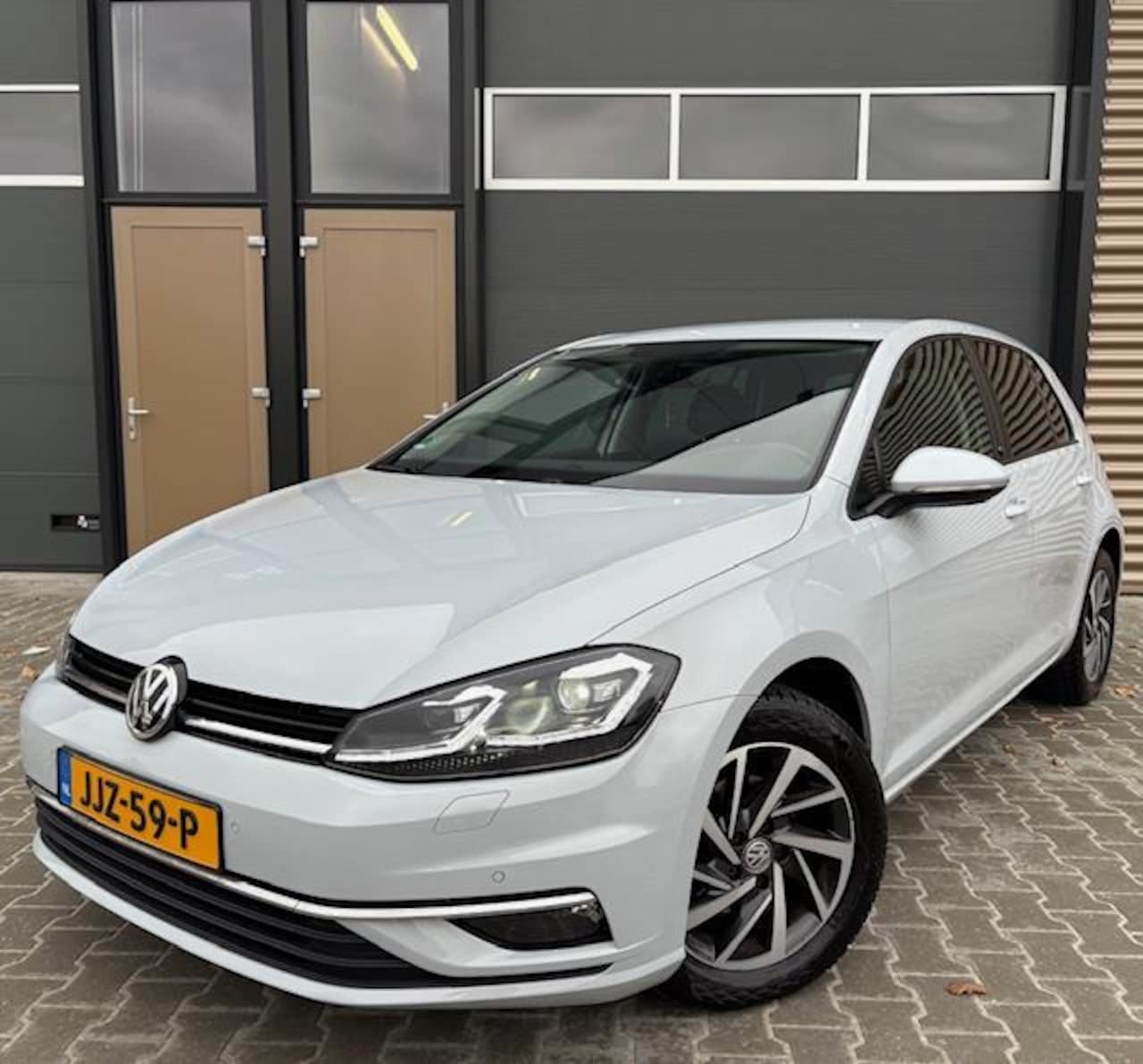 Volkswagen Golf - 1.0 TSI Highline Business R|DSG|Virtual|Full led|1e eig|Keyless|ACC|Sound ed|Carplay|Stoel - AutoWereld.nl