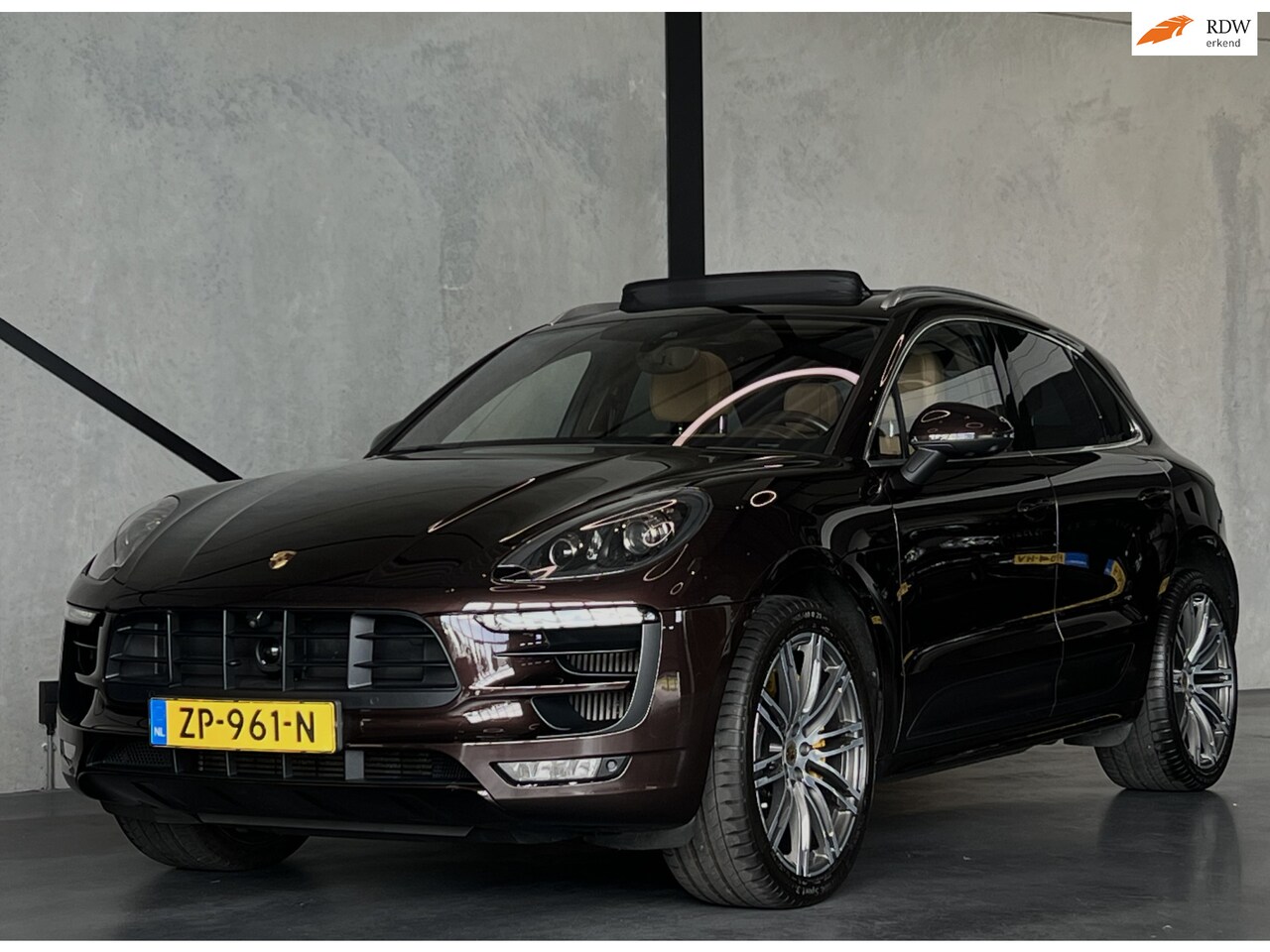 Porsche Macan - 3.6 Turbo 3.6 Turbo, Keramisch,Lucht,Pano,Chrono,360°,ACC,Trekhaak,St.koeling,Sportuitlaat,SportDesi - AutoWereld.nl
