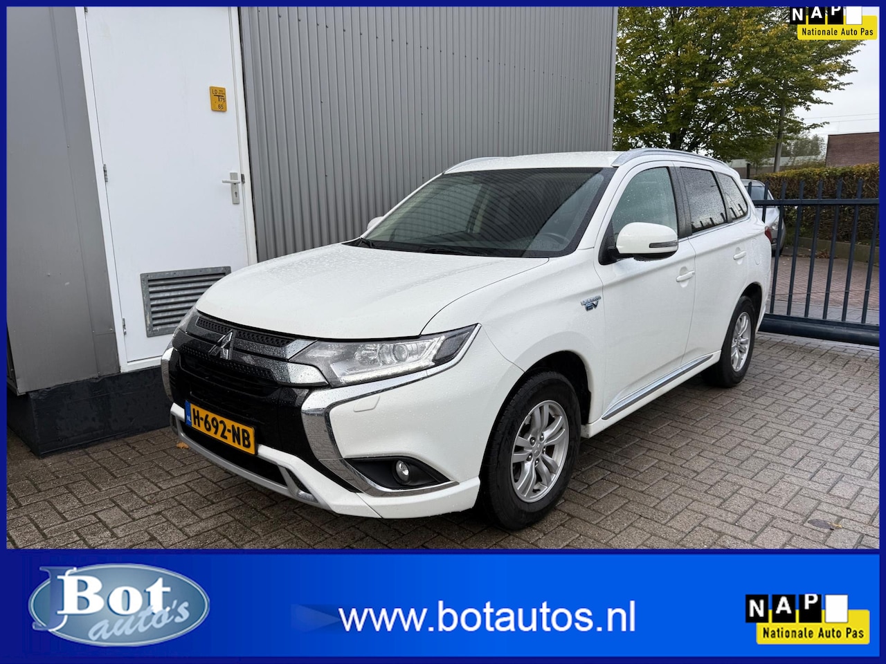 Mitsubishi Outlander - 2.4 PHEV Pure / SLECHTS 89.000 KM / 1E EIGENAAR / NEDERLANDSE AUTO / TREKHAAK MET 1500 KG - AutoWereld.nl