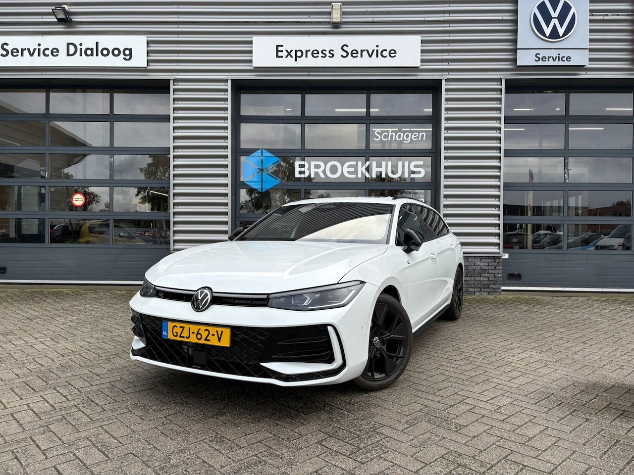 Volkswagen Passat Variant - 1.5 eTSI R-Line Edition | Panoramadak | Eletrische A-klep | Head up Display | Stoel-Stuur - AutoWereld.nl