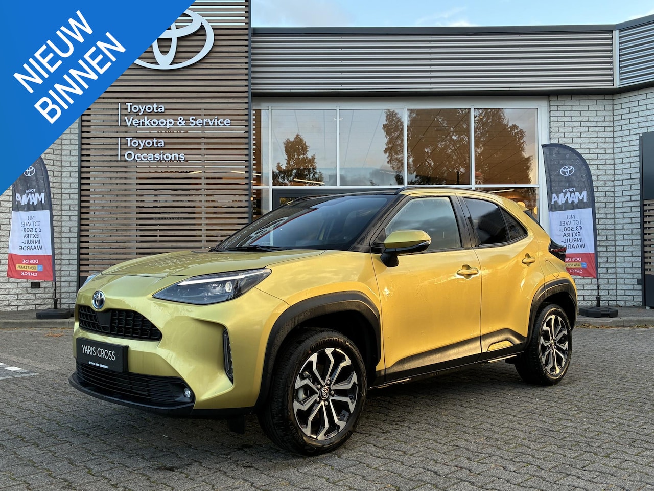 Toyota Yaris Cross - 1.5 HYBRID STYLE PANO-DAK STOEL/STUURVERW NAVI APPLE/ANDROID HEAD-UP EL-ACHTERKLEP KEYLESS - AutoWereld.nl