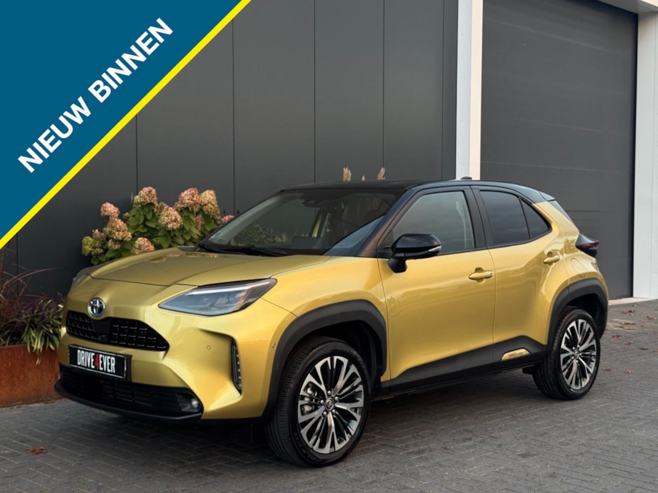 Toyota Yaris Cross - 1.5 Hybrid Dynamic FULL NAVI CAMERA PDC LEDER SPORTVELGEN - AutoWereld.nl