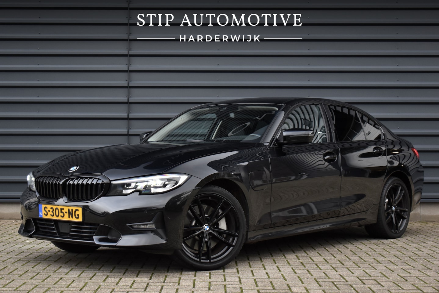BMW 3-serie - 330e High Executive Shadow Line | ACC | 19'' M Wielen | Stuur + Stoelverwarming | CarPlay - AutoWereld.nl