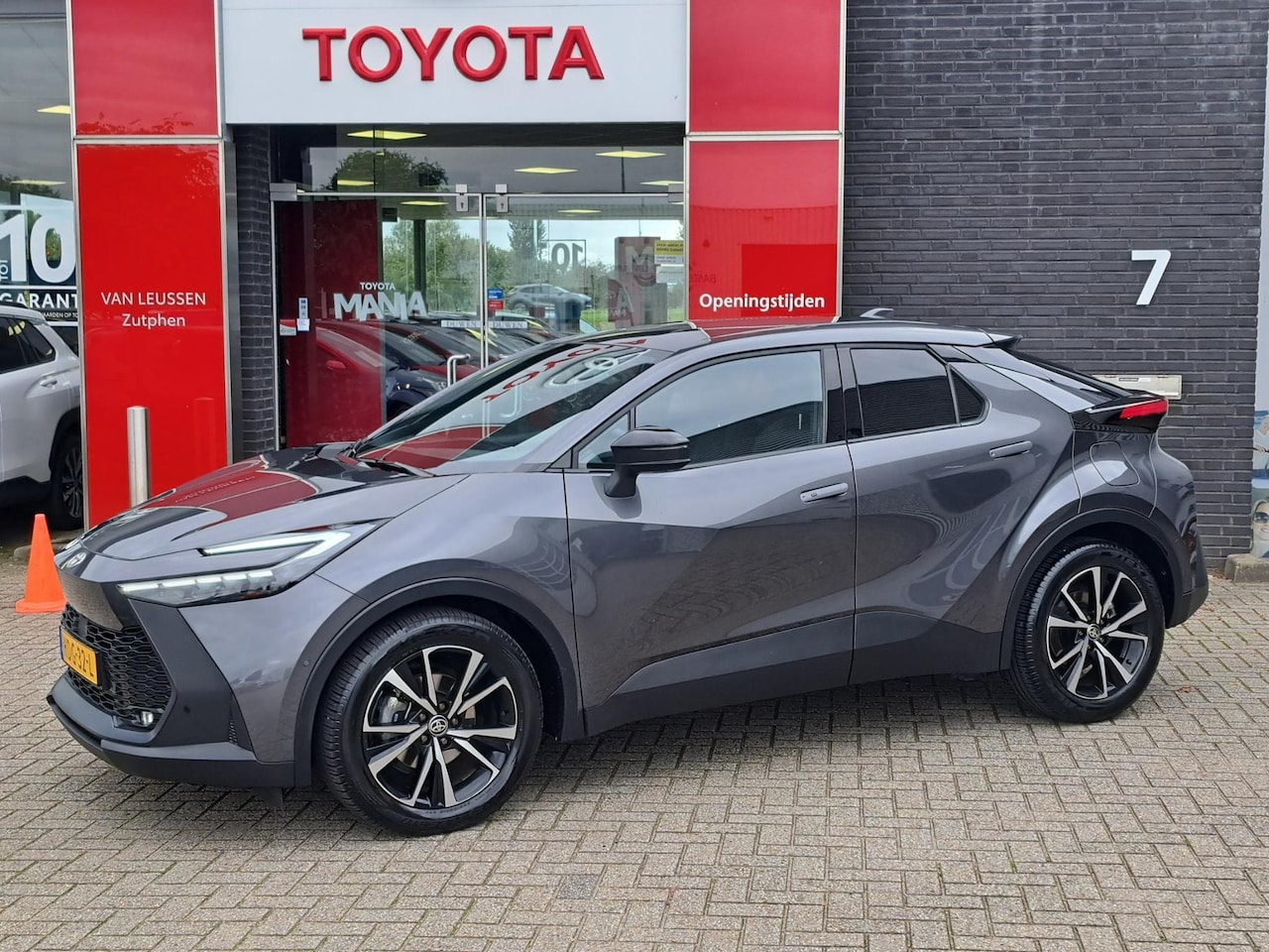 Toyota C-HR - HYBRID 140 FIRST EDITION 360GR-CAMERA APPLE/ANDROID GROOT-NAVI PRIVACY-GLASS 18"LMV LED-PA - AutoWereld.nl