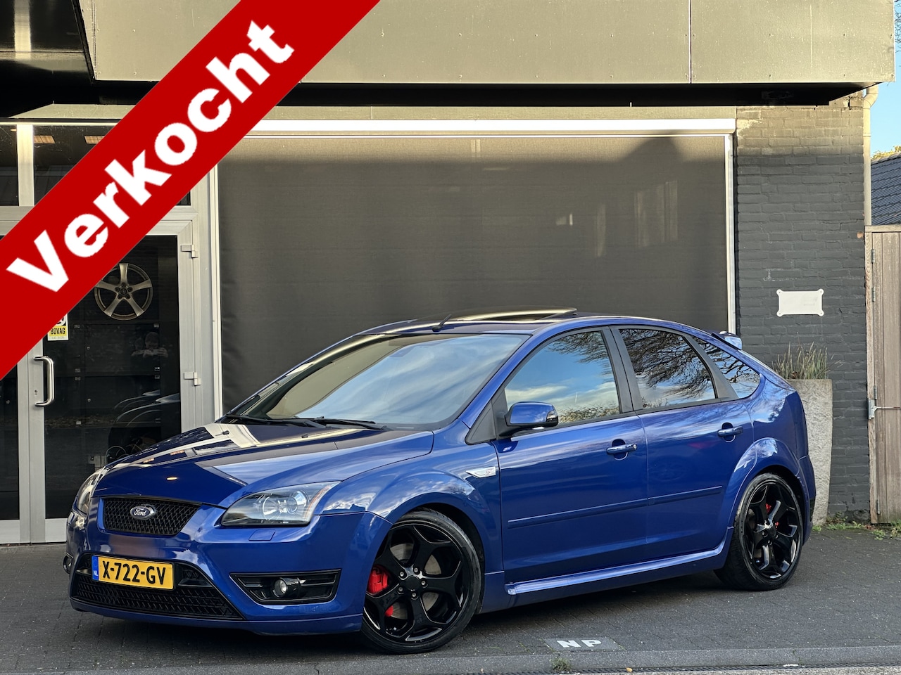 Ford Focus - 2.5-20V ST CLIMA / CRUISE / PANO / 5 DEURS / SCHERM / SCORPION EXHAUSTS - AutoWereld.nl