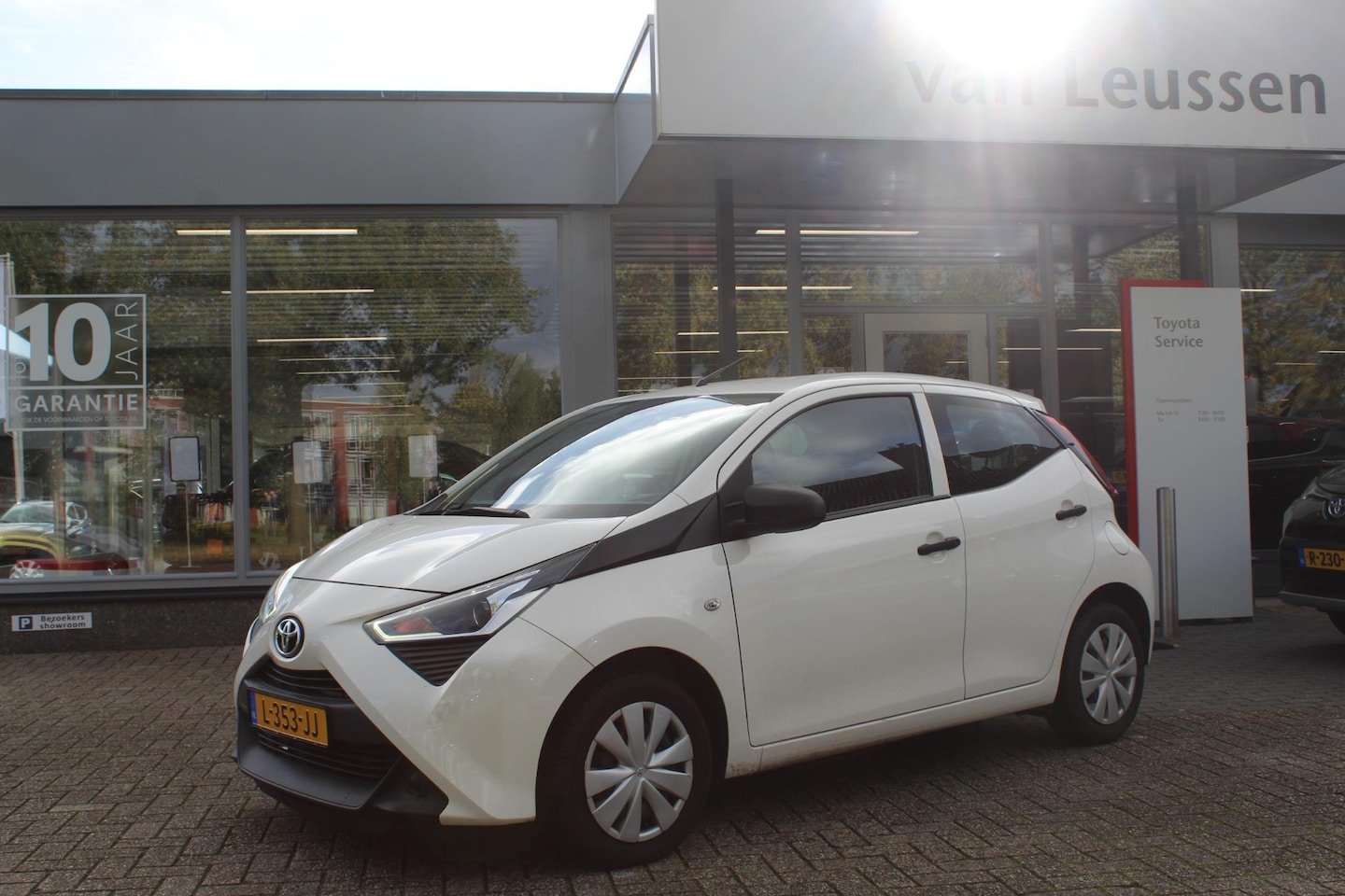 Toyota Aygo - 1.0 VVT-I X-FUN 4-S BANDEN AIRCO EL-RAMEN BLUETOOTH CENTR. PORTIER VERGR. MET AFSTANDSBEDI - AutoWereld.nl