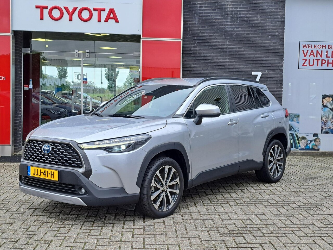 Toyota Corolla Cross - HYBRID 200 DYNAMIC STOEL/STUURVERW. EL-ACHTERKLEP PRIVACY-GLASS 18"LM-VELGEN LED APPLE/AND - AutoWereld.nl