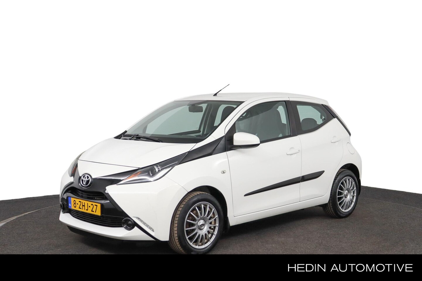 Toyota Aygo - 1.0 VVT-i x-play | Airco | Camera | Bluetooth | Lichtmetalen Velgen 15 Inch | Centrale Ver - AutoWereld.nl