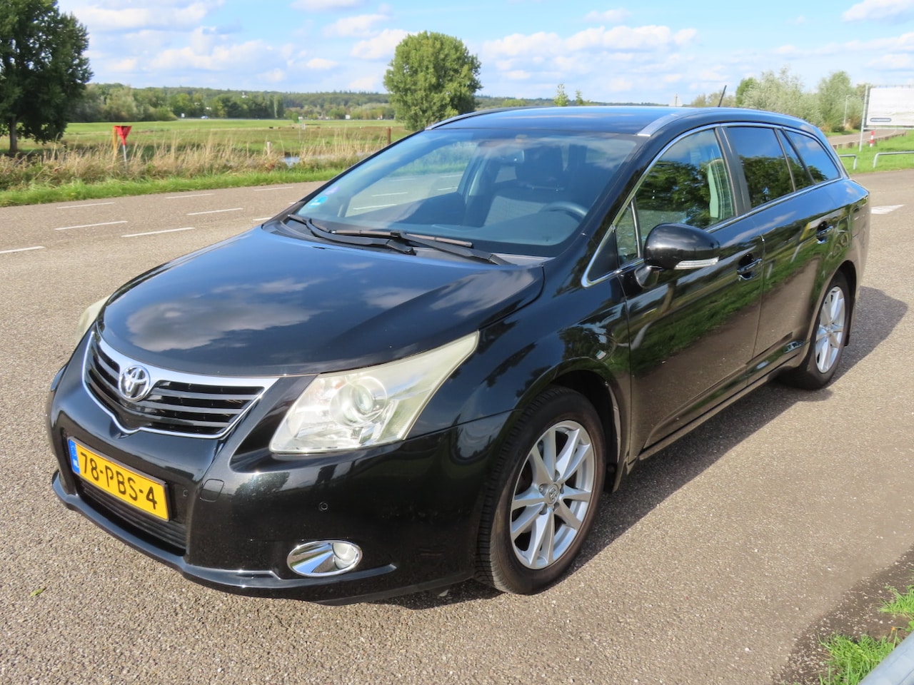 Toyota Avensis Wagon - 2.0 VVTi Business Automaat Airco Cruise Navigatie Trekhaak - AutoWereld.nl