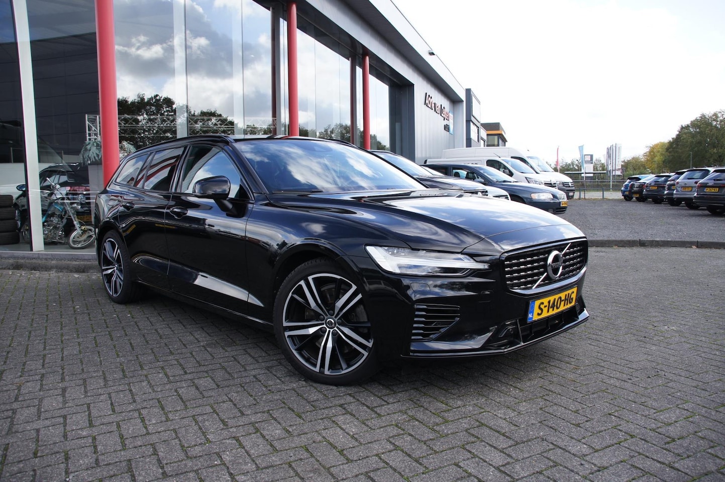 Volvo V60 - 2.0 T8 Recharge AWD R-Design 2.0 T8 Recharge AWD R-Design - AutoWereld.nl