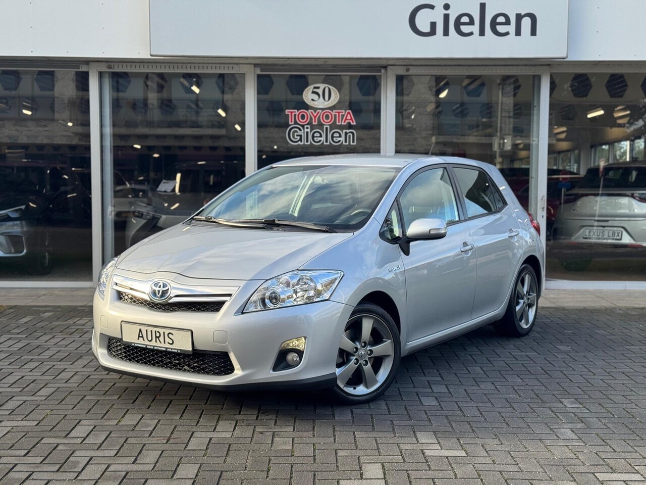 Toyota Auris - 1.8 Full Hybrid Executive | Eerste eigenaar, Trekhaak, Navigatie, Keyless, 17 inch, Camera - AutoWereld.nl