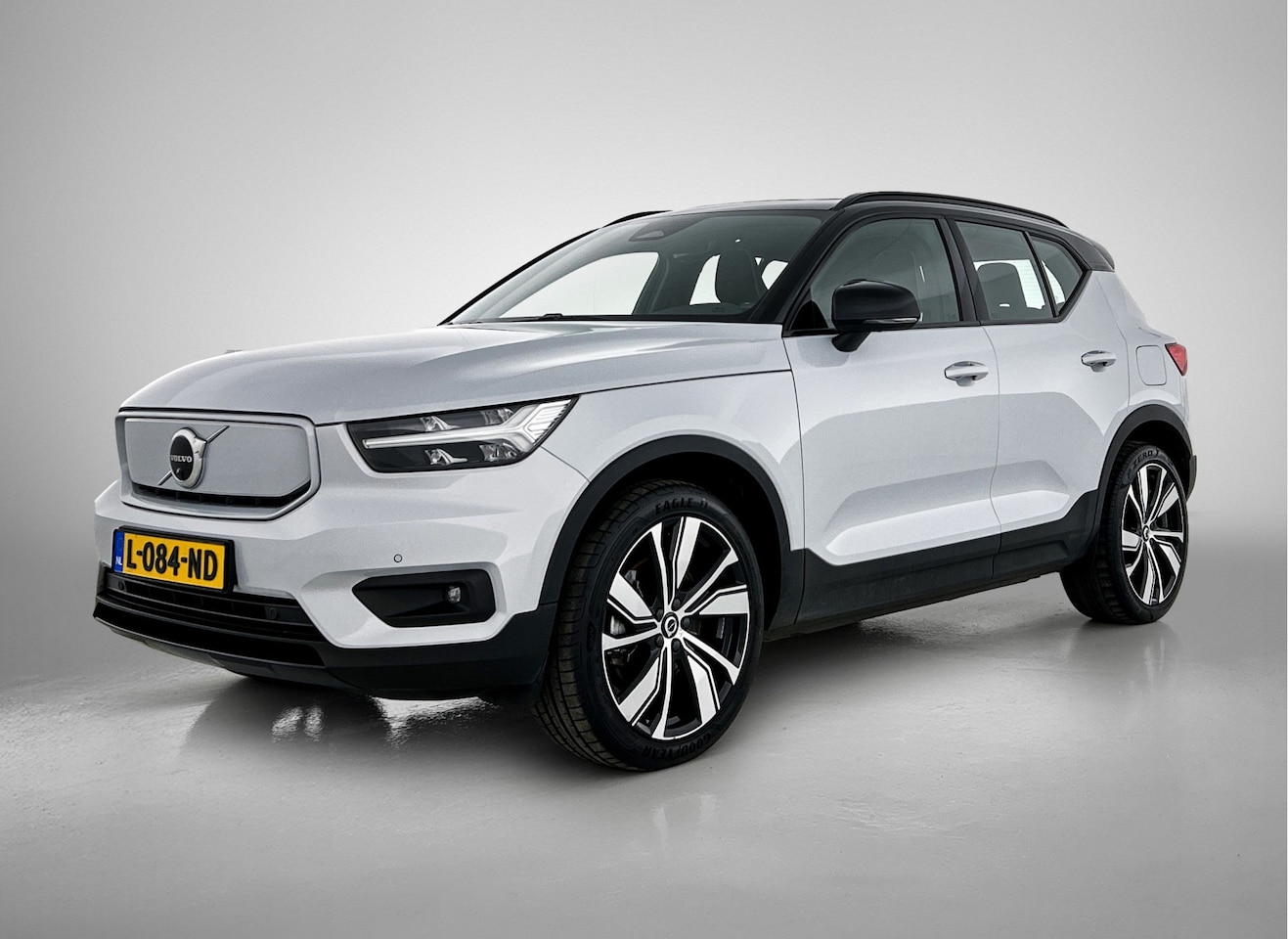 Volvo XC40 - Recharge P8 AWD R-Design Navigatie | Camera | Pano-dak | Trekhaak wegklapbaar - AutoWereld.nl
