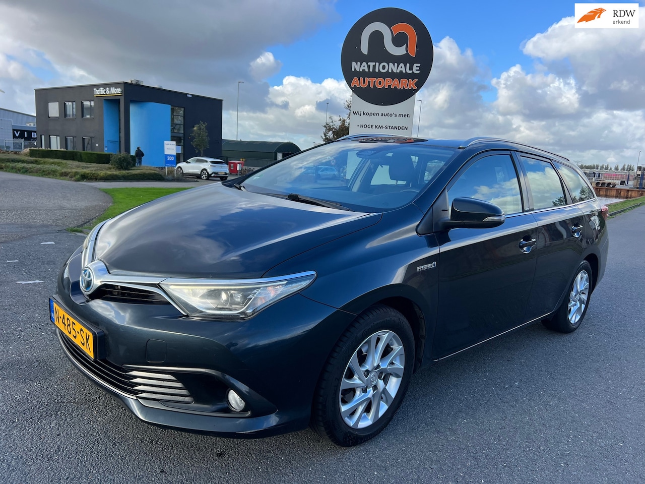 Toyota Auris Touring Sports - 2016 * 1.8 Hybrid Dynamic * AUTOMAAT * APK * TOP TOP AUTO !! - AutoWereld.nl