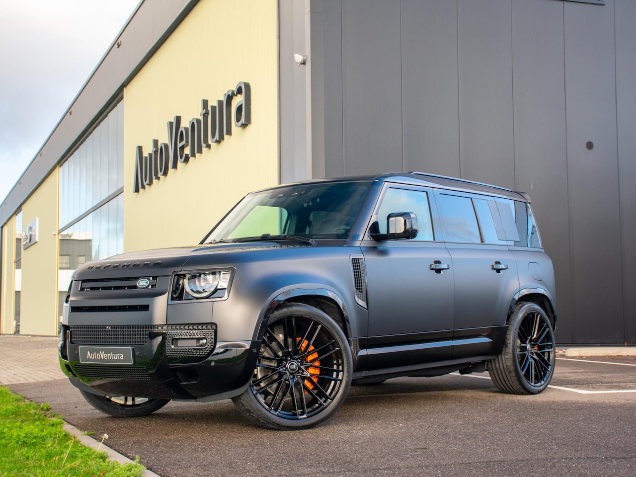 Land Rover Defender 110 - 2.0 P300e 110 X-Dynamic HSE Trekhaak l Schuif-/kantel Panorama dak l Black Pack l Treeplan - AutoWereld.nl