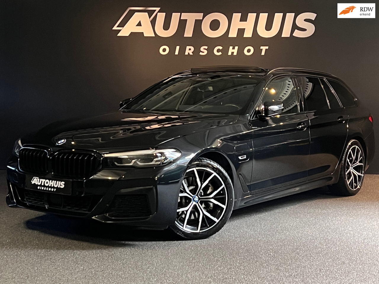 BMW 5-serie Touring - 530e xDrive High Executive Edition Pano/ Leder/ Camera/ 19''/ ACC/ Led - AutoWereld.nl