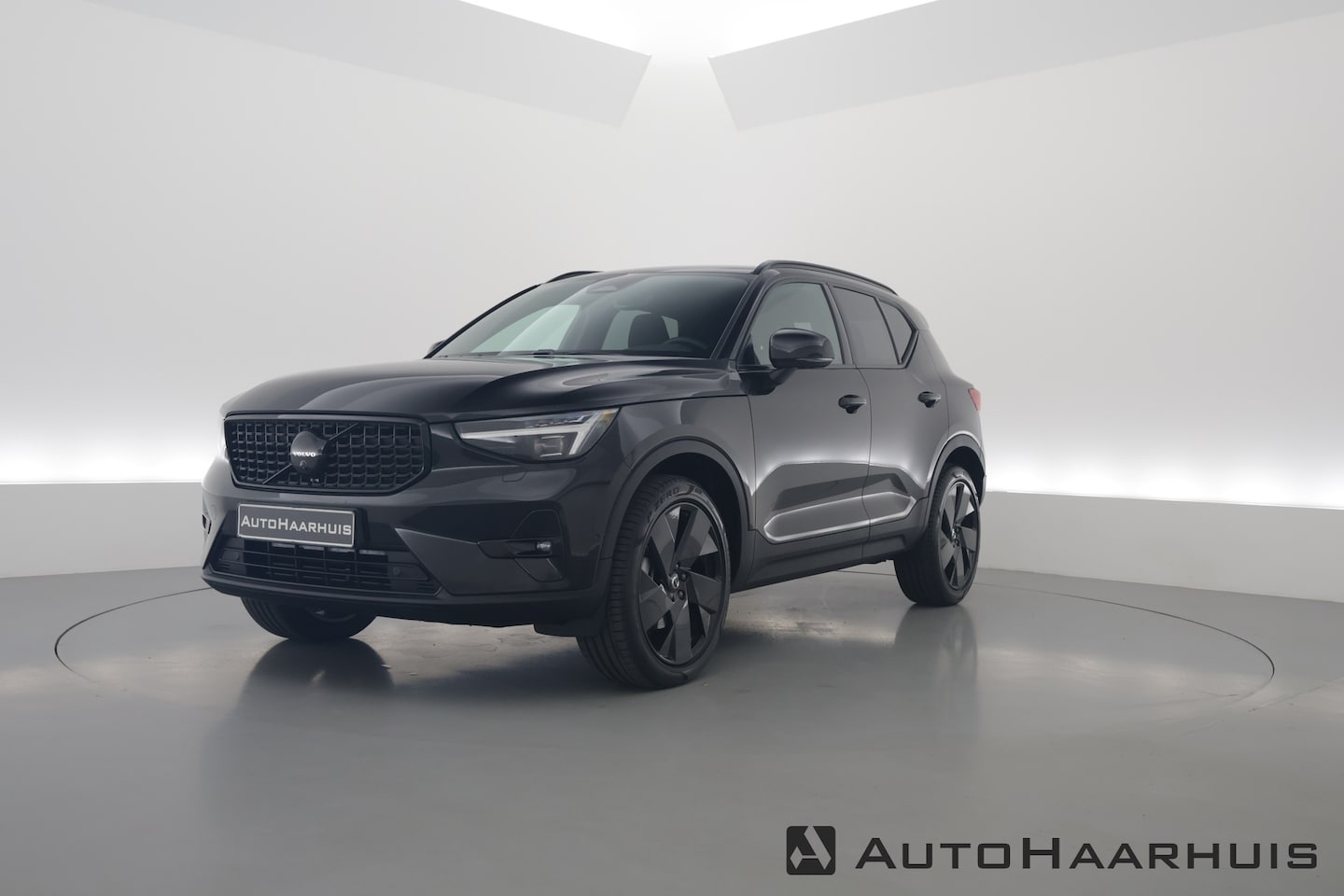 Volvo XC40 - 2.0 B3 Black Edition | Adapt. Cruise | Dodehoek | 360cam | CarPlay | Harman Kardon - AutoWereld.nl